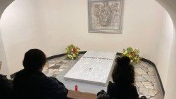 Gläubige im Gebet am Grab von Papst Benedikt XVI.