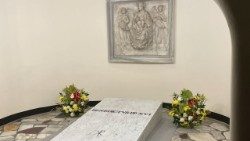 Das Grab des verstorbenen Papstes Benedikt XVI. in den Grotten unter dem Petersdom 