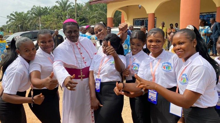 Kamerūno vyskupas ir jaunimas