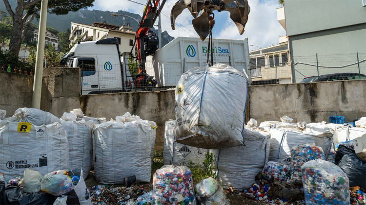 As Big Bags de 160-170 toneladas cada uma contendo as tampas de plástico