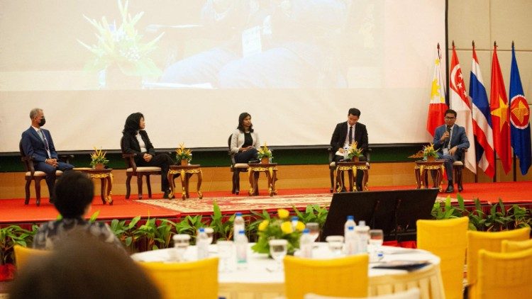 Trung Nghĩa (thứ hai từ trái sang) từng là diễn giả tại hội nghị thanh niên ASEAN