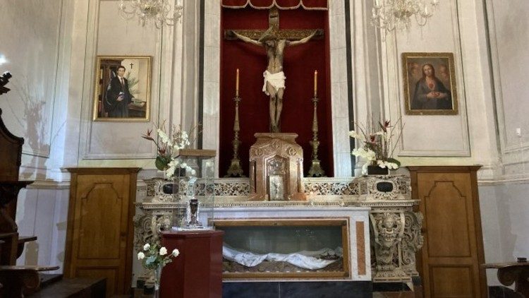 L'altare nella cattedrale di Agrigento dove è conservata la teca con la reliquiia del beato Livatino