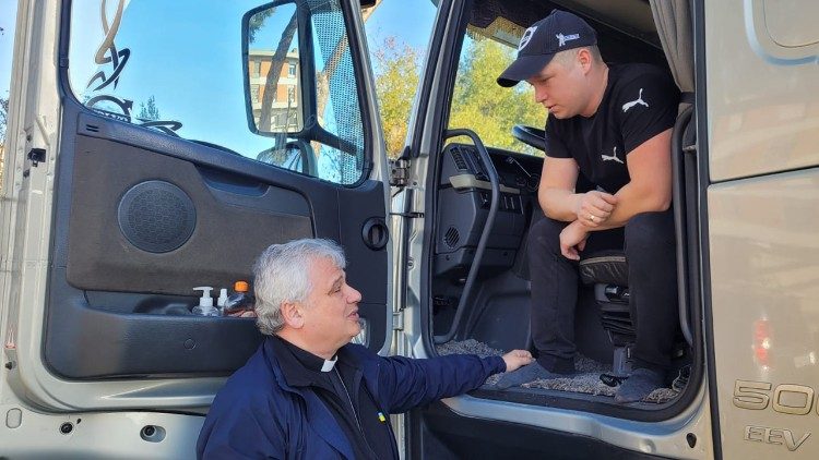 Cardinal Krajewski speaks to the lorry driver