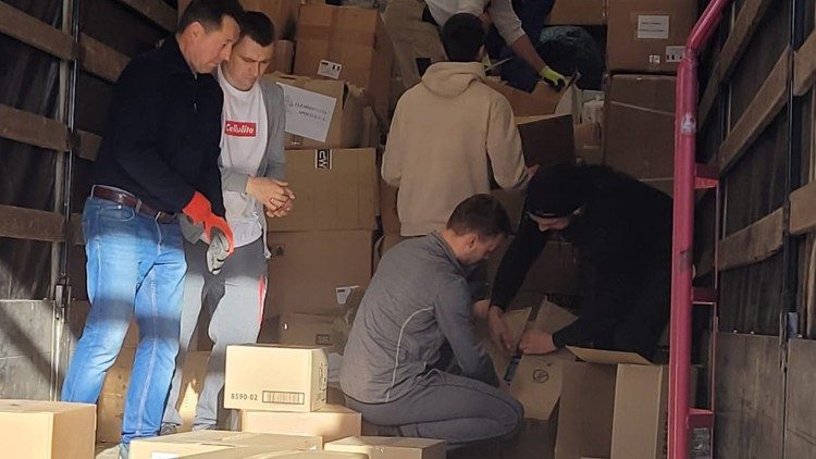 Voluntarios cargan el camión que trasportará la ayuda a Ucrania