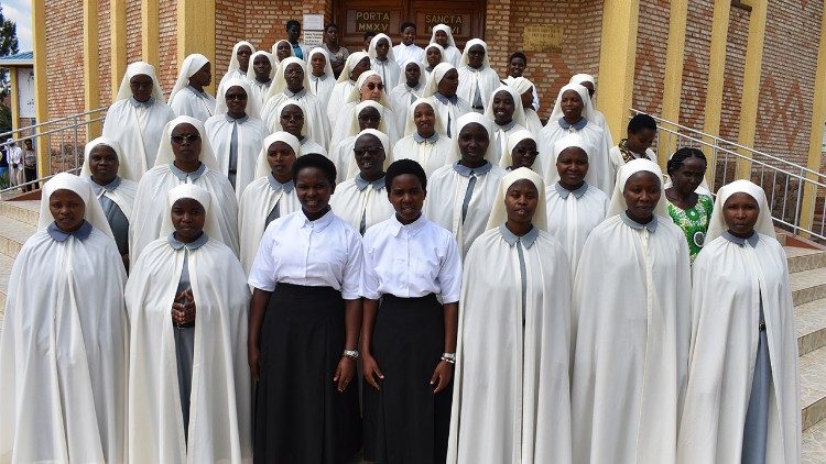 Les Sœurs Disciples de Jésus Eucharistique du Rwanda, au terme de la messe du lancement de l’année jubilaire des 100 ans de leur congrégation; le samedi 14 janvier 2023, au Sanctuaire Notre Dame de Kibeho.