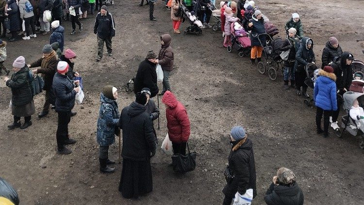 Роздача гуманітарної допомоги при греко-католицькому катедральному соборі в Харкові