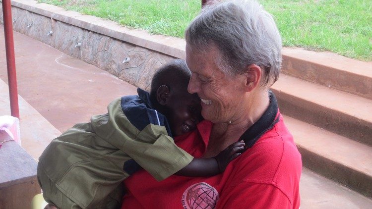 suor Margaret con il figlio di una studente nato a Yambio che accompagnava la mamma a scuola