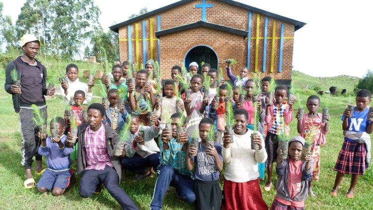 Malawi: Parish Holy Childhood programme leads children into planting 10 000 trees.