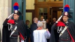 La relique du bienheureux Rosario Livatino apportée dans la bibliothèque du Sénat italien lors d'une conférence à Rome, le 18 janvier 2023, en présence du cardinal Pietro Parolin, secrétaire d'État du Saint-SIège.