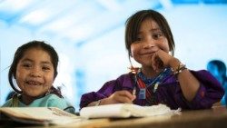 Niñas bolivianas en su aula de escuela.