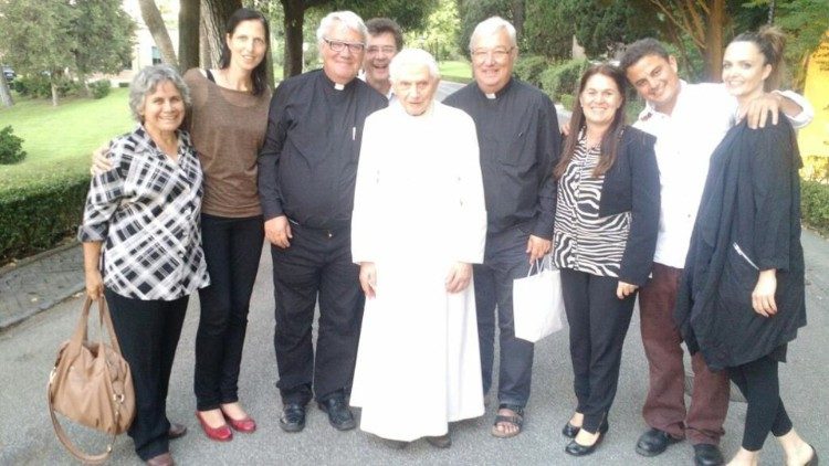 Bento XVI encontra-se com membros da Fazenda da Esperança no Vaticano