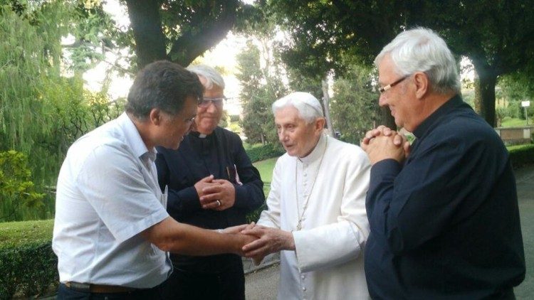 Bento XVI com os fundadores da Fazenda da Esperança