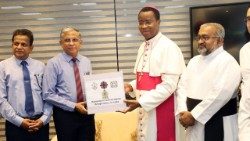 Der Nuntius in Sri Lanka stellt die Spende vor, die gemeinsam mit Caritas organisiert wurde