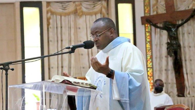  Père Hyppolite Agnigori curé de la paroisse Saint-Jean de Cocody en Côte d’Ivoire