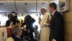 Papież podczas konferencji prasowej z dziennikarzami w czasie podróży apostolskiej