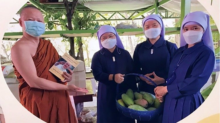 Três Irmãs do Sagrado Coração de Bancoc junto com o monge budista Pra Ajan Suchut Patchoto