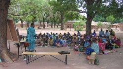 Erwachsene lernen im Tschad die Grundzüge des Lesens und Schreibens - Archivbild