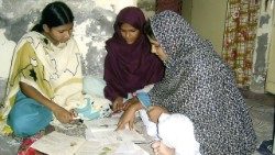 Pakisztáni nőket tanítanak írás-olvasásra