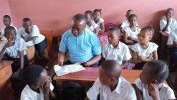 don-Robert-Kasereka-in_visita_scuola_OPAM_RDCongo-educazione-africa-2.jpg