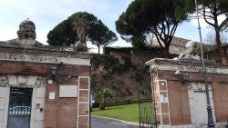Eingang zur päpstlichen Urbaniana-Universität auf dem Gianicolo, dem Nachbarhügel des Vatikans