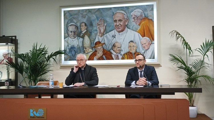 Da sinistra monsignor Giuseppe Baturi, segretario generale della Cei e Vincenzo Corrado, direttore dell'Ufficio comunicazioni sociali dei vescovi italiani