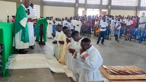 Seminaristas na Beira (Moçambique) recebem ministérios do Leitorado e Acolitado