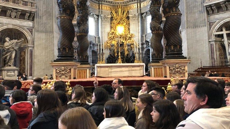 La delegación del Colegio La Inmaculada visita la Basílica de San Pedro