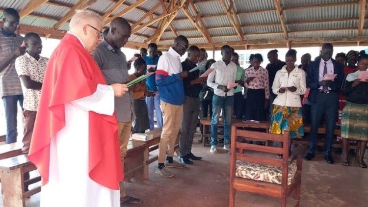 Padre David Gentry presiede l'Eucaristia per gli studenti e il personale del Solidarity Teacher Training College, a Yambio, Sud Sudan
