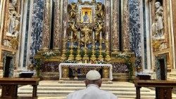 Papež Frančišek je na oltar pod Marijino podobo položil šopek v barvah zastav Konga in Južnega Sudana.