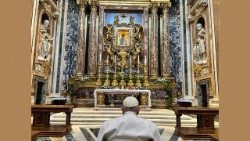 「サルス・ポプリ・ロマーニ」の祭壇前で祈る教皇フランシスコ　2023年1月30日　ローマ・聖マリア大聖堂