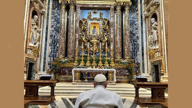 教宗在羅馬人民救援聖母像前祈禱