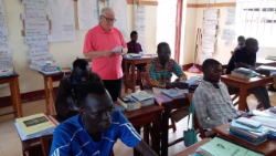 Sud Sudan Solidarity: lezione di padre David Gentry nella scuola di Yambio