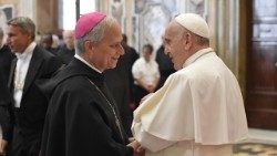 Archivbild: Robert Francois Prevost (links) und Papst Franziskus