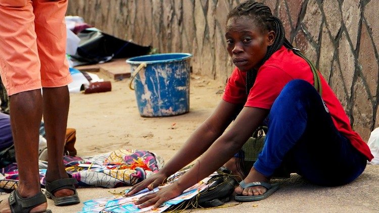 Uma mulher pelas estradas de Kinshasa