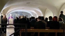 Mgr Georg Gänswein a célébré une messe de suffrage à l'intention de Benoît XVI dans la crypte de la basilique Saint-Pierre, le 31 janvier 2023, un mois après la mort du Pape bavarois. 