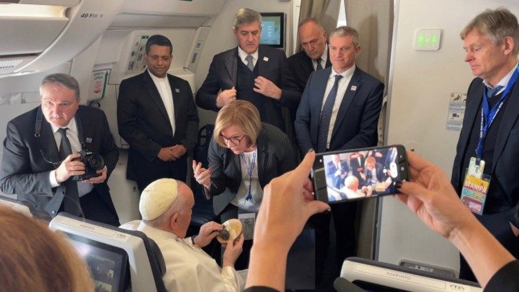 El Papa Francisco en el vuelo compartiendo con los periodistas. 
