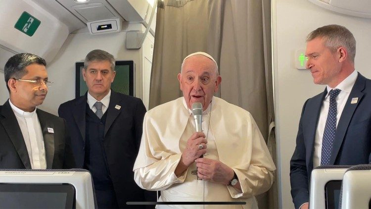 教宗在前往刚果民主共和国的专机上 