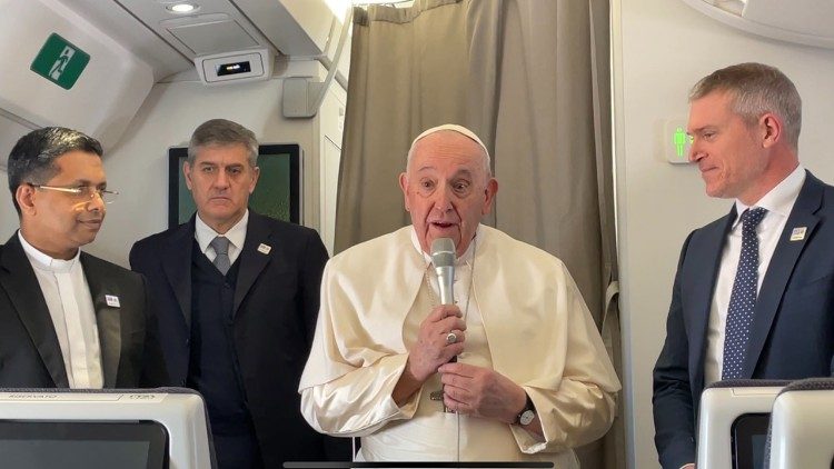 Le Pape François s'adresse aux journalistes à bord de l'avion pour Kinshasa, le 31 janvier 2023.