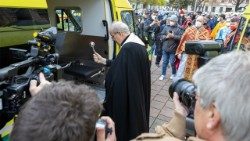 Kardinal Schönborn segnet einen Krankenwagen für die Ukraine © Erzdiözese Wien / Stephan Schönlaub