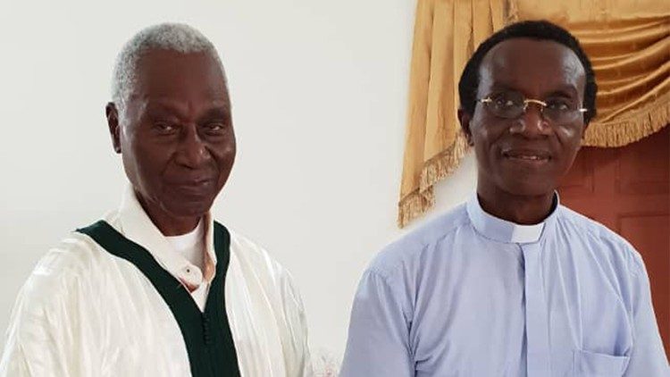 Le père Eric-Norbert Abekan en compagnie de Mgr Paul Dacoury, évêque émérite de  Bassam
