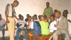 Floribert Bwana Chui (r): Der junge Zollangestellte, der getötet wurde, weil er nicht bestechlich war, mit Kindern der Schule des Friedens von Goma
