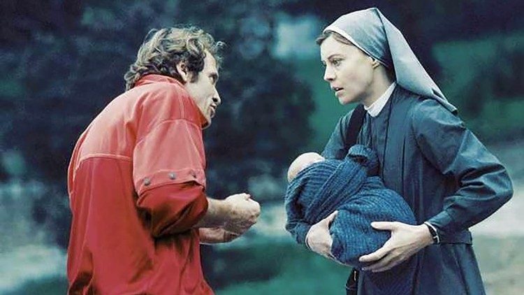 Una delle scene iniziali del film, quando il piccolo neonato finisce tra le braccia di Caterina