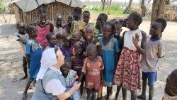 Siostra Teresa Lipka SSDN z wiernymi z Sudanu Południowego