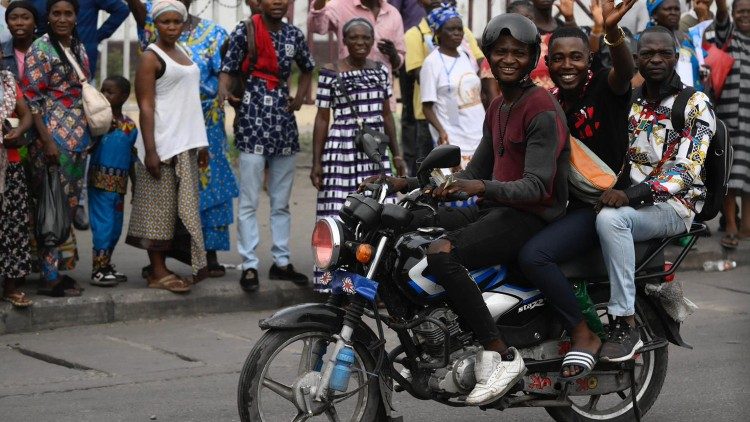 Junge Leute auf einem Moped