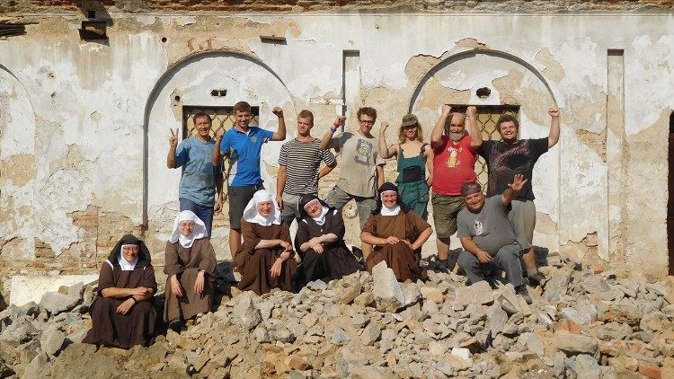 Avec des volontaires sur le site du nouveau monastère.