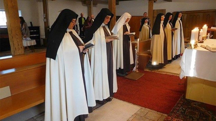 In einer provisorischen Kapelle beten die Schwestern