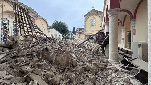 Turchia, crolla la cattedrale di Iskenderun. Il vicario: accogliamo tra le macerie