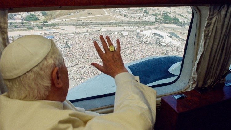Archivbild: Benedikt XVI. im Hubschrauber