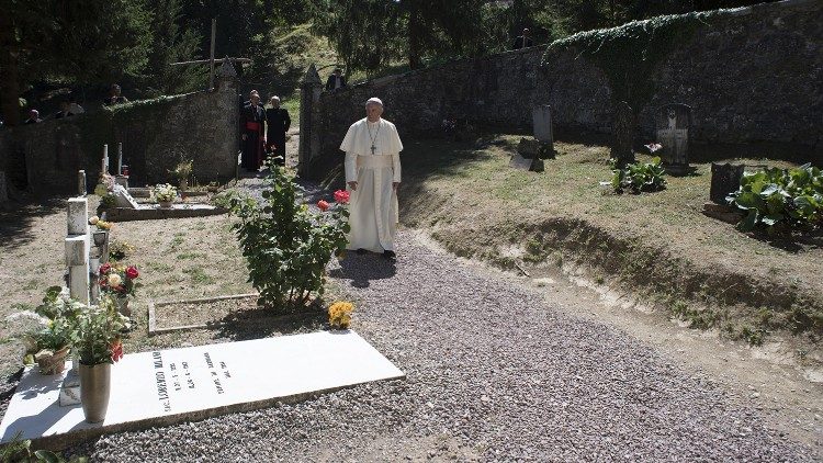 Ferenc pápa Barbianában Don Lorenzo sírjánál