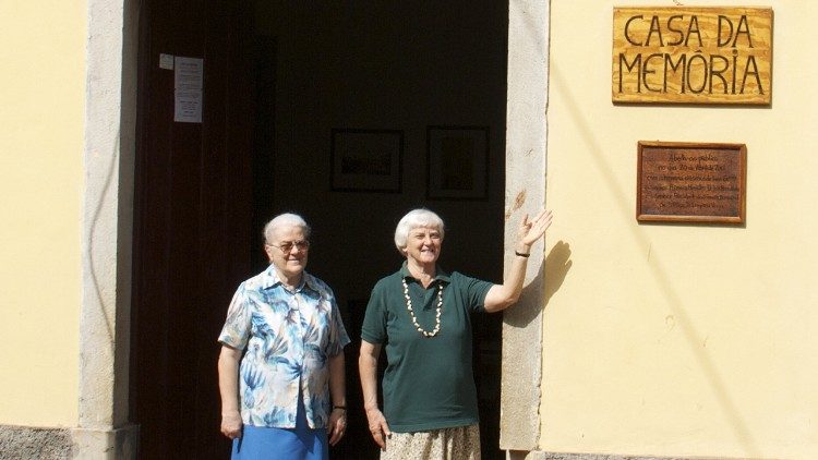 Gilda Barbosa e Monique Widmer à porta da Casa da Memória